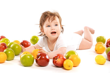 Fototapeta na wymiar little boy on the floor with fruits