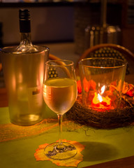 Wein am Abend bei Kerzenlicht 
