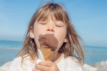 jolie jeune fille dégustant une glace au chocolat