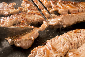 焼いた牛肉をカットする