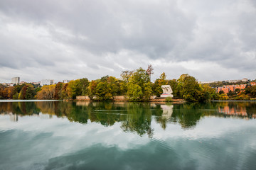 Au bord du lac du Parc de la Tête d'Or en automne à Lyon