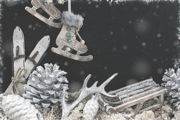 Weihnachtsdeko mit dunklem Hintergrund und Schneeflocken