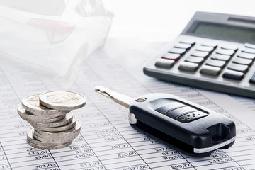 Autokosten und Finanzierung; Autoschlüssel, Euromünzen, Auto und Taschenrechner auf Tabellen,...