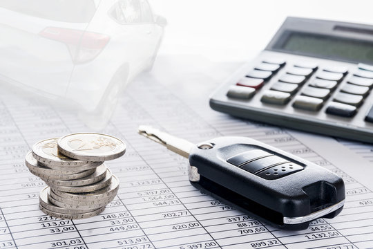 Autokosten und Finanzierung; Autoschlüssel, Euromünzen, Auto und Taschenrechner auf Tabellen, Hintergrund, Textfreiraum
