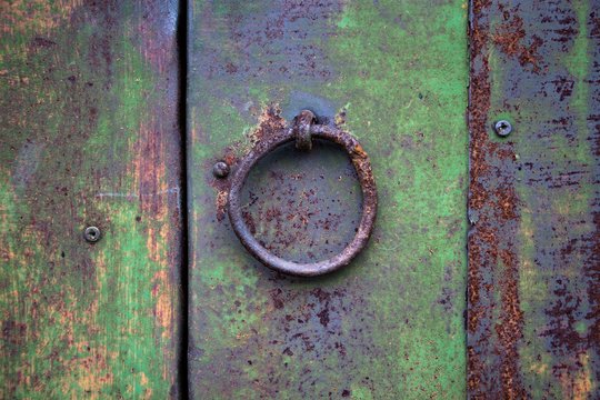 Mechanism or knob for knocking and opening the door or gate. Over time, the iron surface and paint on the product covered with cracks and rust.