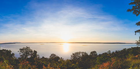 Obraz premium Panoramic sunset reflection in a lake.