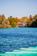 Obraz premium Au bord du lac du Parc de la Tête d'Or en automne à Lyon