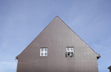 Wohnhaus, graue Hausmauer, Dachgiebel, Dach