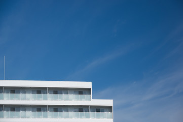 白いマンションと青空
