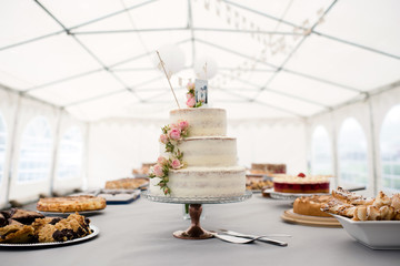 Hochzeitstorte und Kuchenbuffet