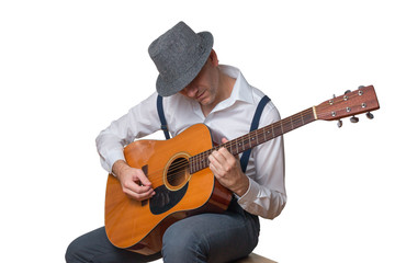 Mann mit Hut spielt Western Gitarre