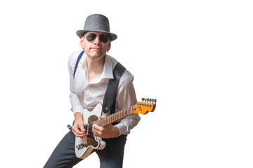 Mann mit Sonnenbrille und Hut spielt Gitarre