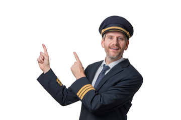 Pilot in Uniform mit goldenen Streifen deutet in die Luft