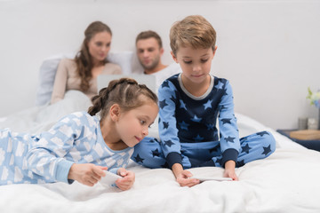 Obraz premium Children playing with smartphones