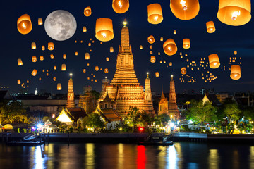 Obraz premium Floating lamp in yee peng festival under loy krathong day at wat arun, Full moon at night in bangkok city, Thailand