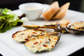 Baked mussels au gratin