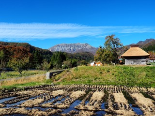 秋の奥大山の風景　茅葺小屋　大山　御机