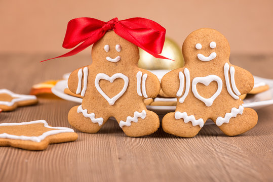 Christmas cookies with decoration /
Still life with decorated Christmas gingerbread cookies on a wooden background