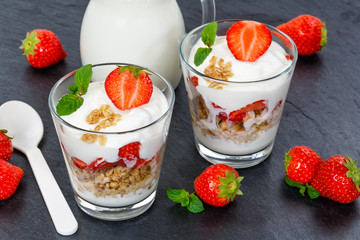 Erdbeer Joghurt Erdbeerjoghurt Erdbeeren Glas Früchte Müsli Schieferplatte Löffel Frühstück