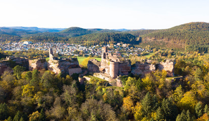 Fototapeta na wymiar Burg Altdahn im Herbst, Rheinland Pfalz