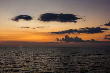 Fototapeta premium Puesta del sol en en mar 