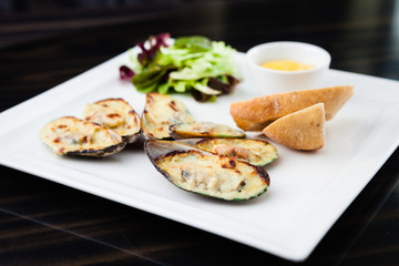 Baked mussels au gratin