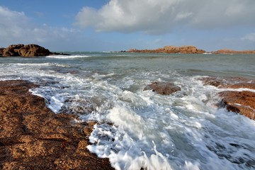 Tempête sur la côte de granit rose en Bretagne