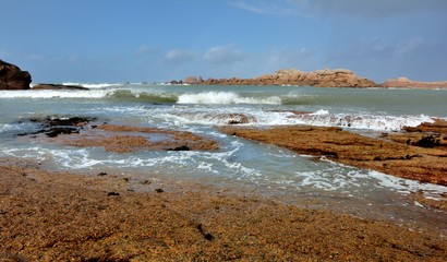 Tempête sur la côte de granit rose en Bretagne