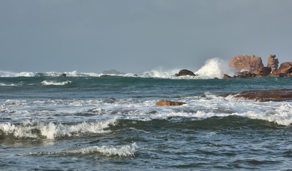 Tempête sur la côte de granit rose en Bretagne
