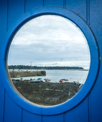 Larmor Baden, reflet de bateaux sur porte, Golfe du Morbihan, Bretagne