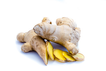 frischer Ingwer Ingwerwurzel Ingwerknolle isoliert freigestellt auf weißen Hintergrund, Freisteller