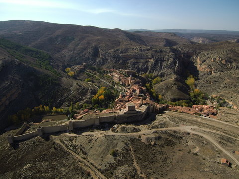 Albarracin desde el aire. Albarracín es una localidad y municipio español del suroeste de la provincia de Teruel, comunidad autónoma de Aragón, España