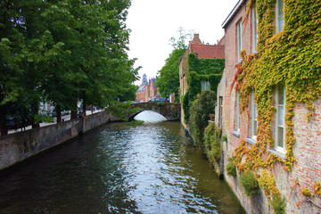 Fototapeta na wymiar canal dans la ville de bruges