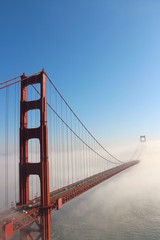 Fototapeta na wymiar golden gate bridge inside the fog