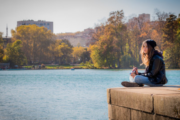 Fillette au bord du lac du Parc de la Tête d'Or en automne à Lyon