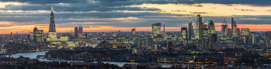 Foto auf Acrylglas Sonnenuntergang hinter der modernen Skyline von London, Großbritannien © moofushi