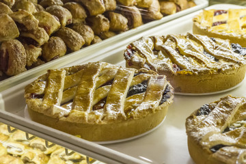 Greek jam tart (Pasta flora) on window display at a bakery.