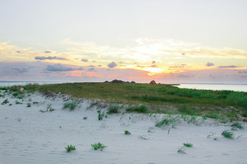 Naklejka premium Sandy empty sea coastal seaview, cloudy colorful sunrise sky view