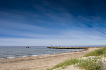 Widok na plażę nad morzem.