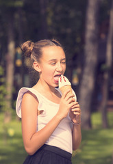 Fototapeta premium Girl eating ice cream in the park 