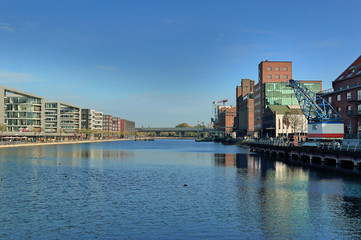 Obraz premium Innenhafen Duisburg, Blick auf neue Bürogebäude