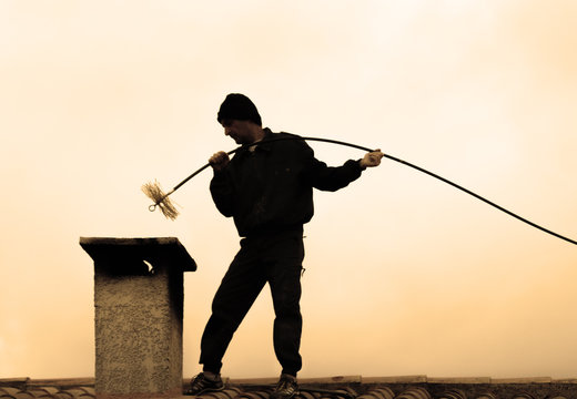 ramoneur sur le toit et chemin&eacute;e