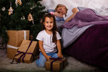 Obraz premium happy family on Christmas morning, daughter with gifts