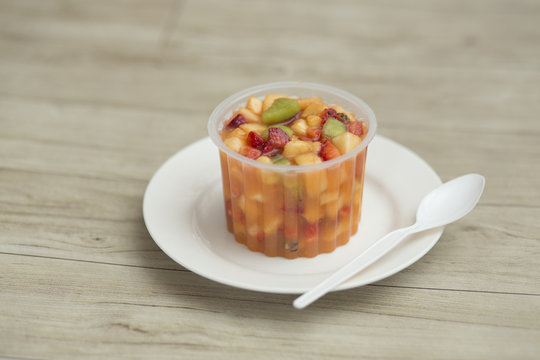Ensalada de frutas sobre un plato