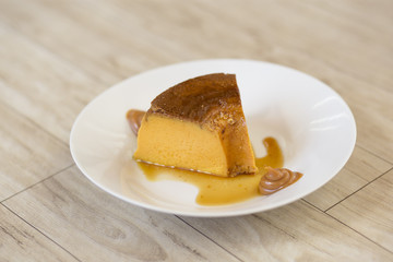 plato de postre Flan con dulce de leche