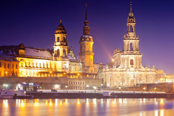 Fototapeta na wymiar Winterabend in Dresden, Deutschland