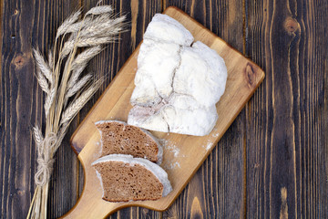 fresh baked bread with white crust, sprinkled with flour