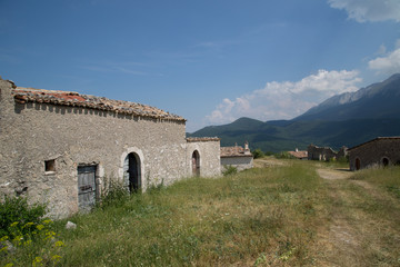Antiche case restaurate in un villaggio di montagna abbandonato, Centro Italia 