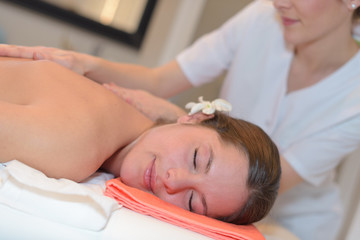 Obraz na płótnie Canvas skillful beautician massaging female body