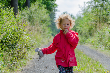 Dziewczynka w różowej kurtce na biegnie leśnej drodze . © Rajtar photography